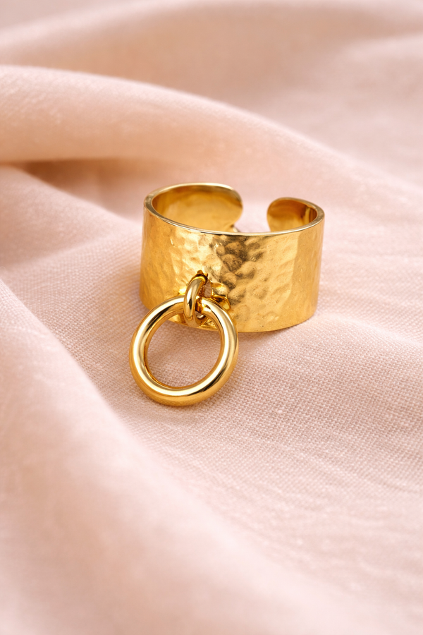 Bague Pyn – Bague dorée martelée ajustable en acier inoxydable